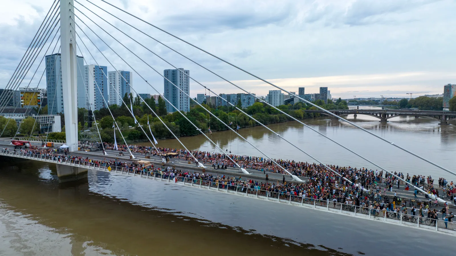 Le pont Éric Tabarly vu du ciel, la foule massée sur toute sa longueur pour Néréides