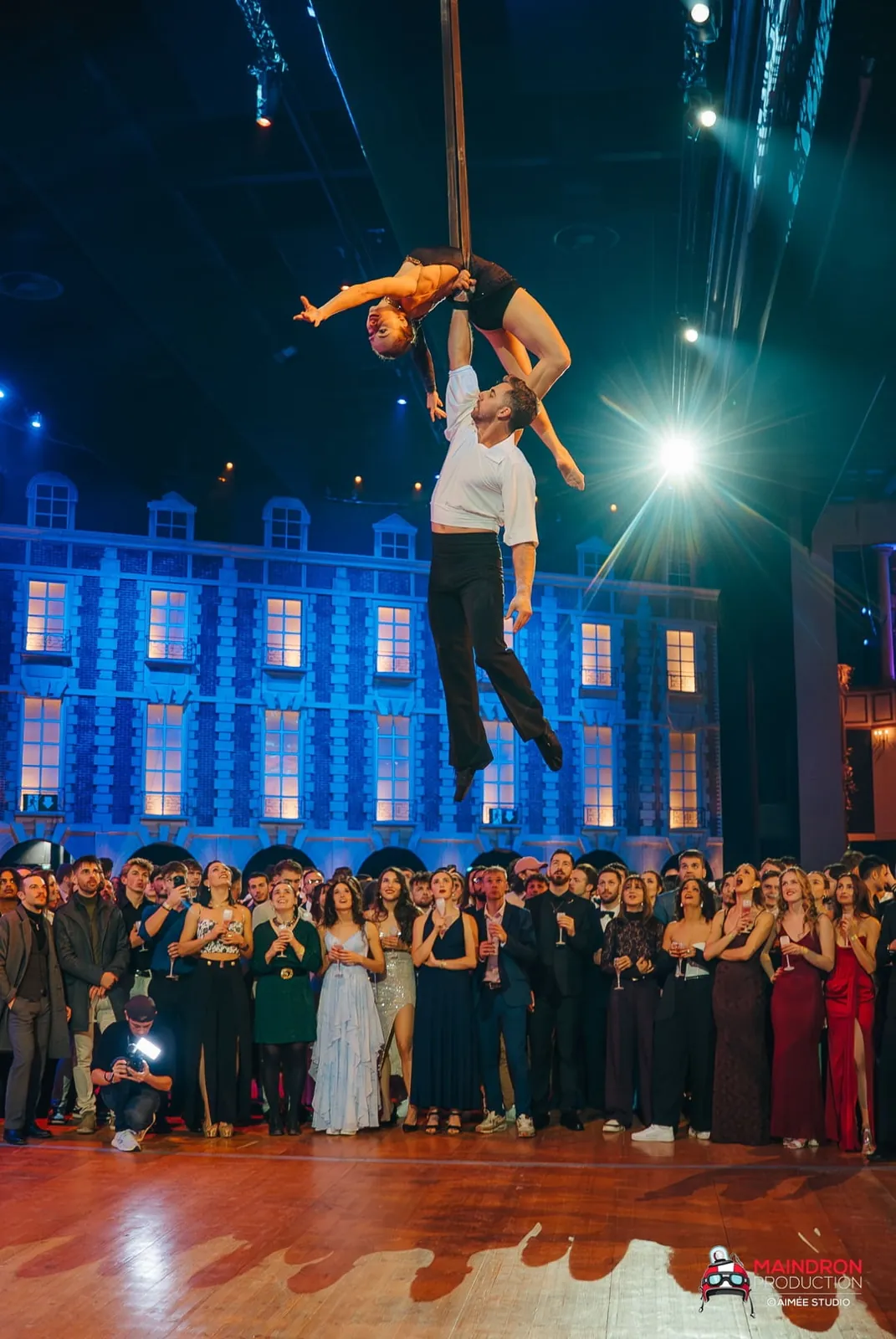 Thomas et Céline en duo de sangles, au gala de clôture du Puy du Fou en 2025