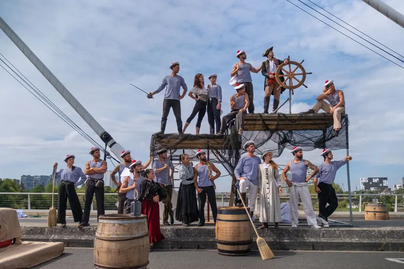 Tout l'équipage à la barre du bateau scénographié, sur le pont