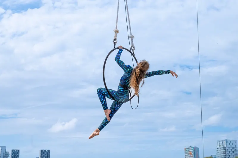Artiste au cerceau aérien contre le ciel