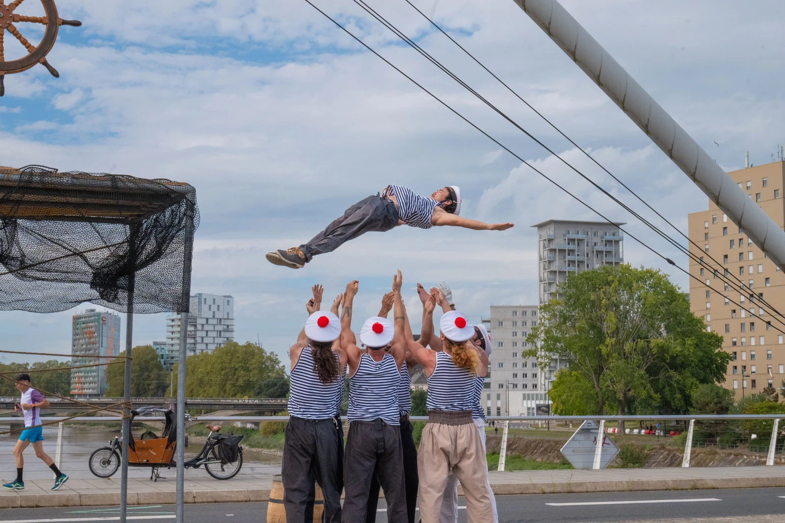 Un artiste en marinière lancé au-dessus de ses partenaires sur le pont Éric-Tabarly