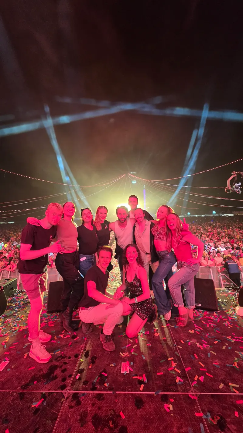 La foule du festival dans les lumières rouges, vue depuis le plateau