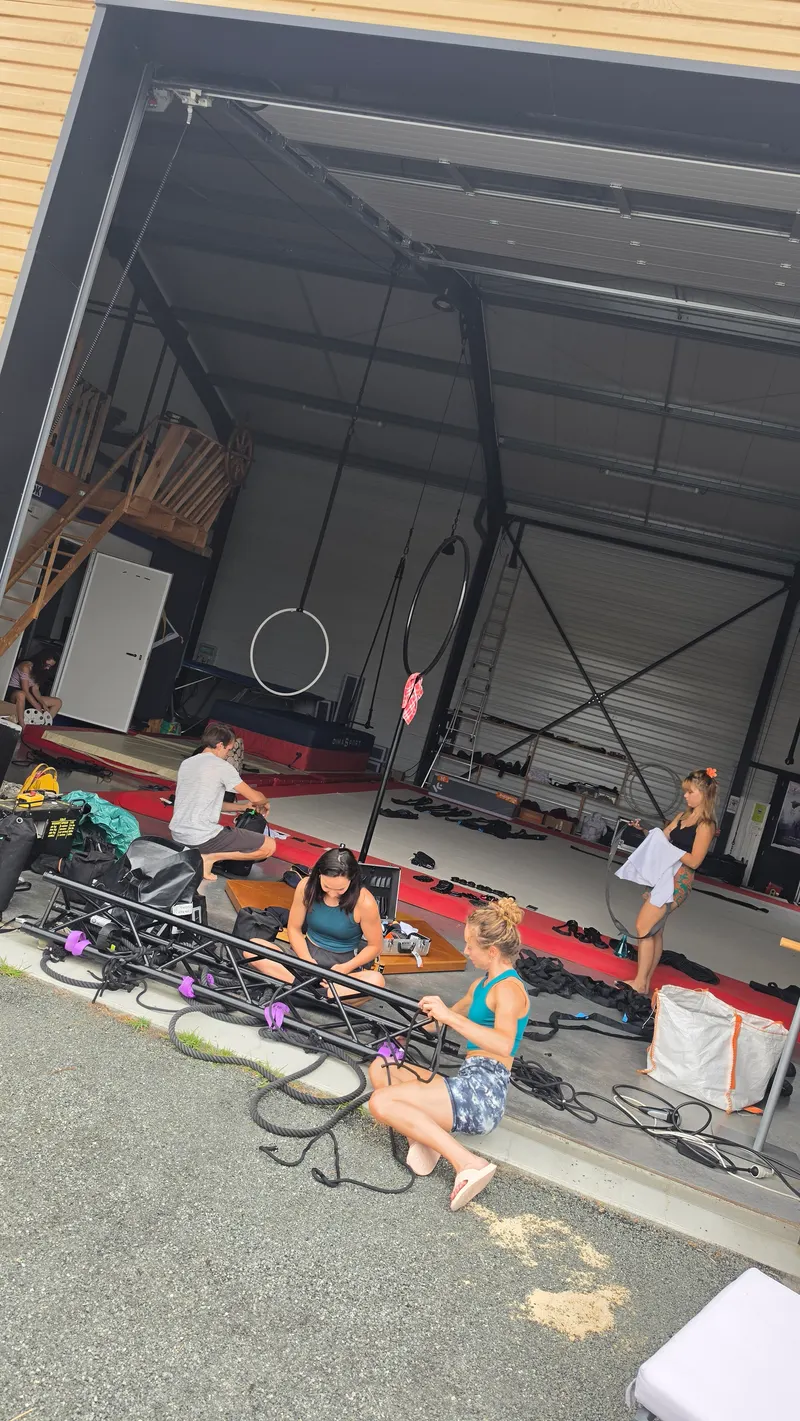 La salle d'entraînement, agrès suspendus, en lumière de service
