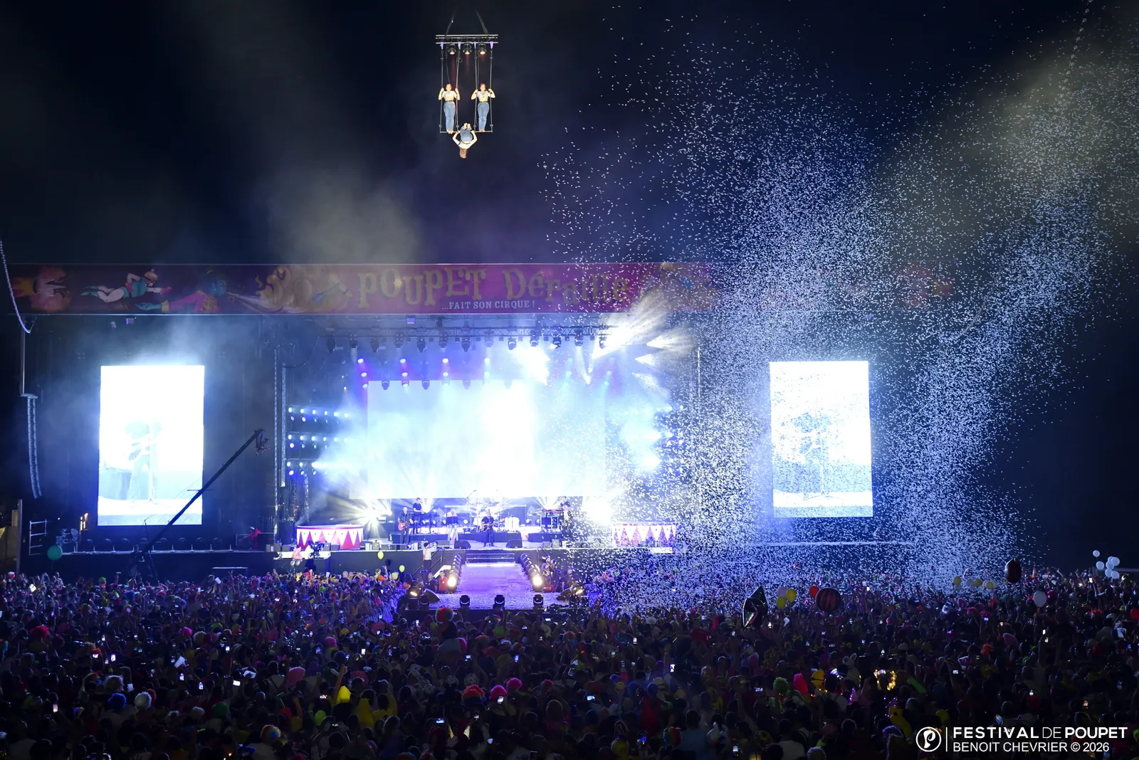 La grande scène du Festival de Poupet sous une pluie de confettis, devant la foule, de nuit