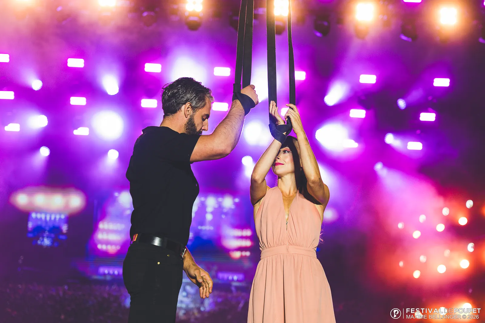 Duo aérien dans les lumières roses de Poupet