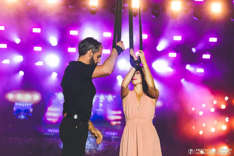 Duo aérien dans les lumières roses