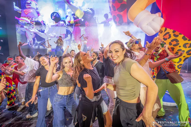 La troupe au milieu de la foule du festival, confettis et sourires