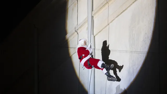 La descente en rappel depuis l’église Saint-Louis à La Roche-sur-Yon